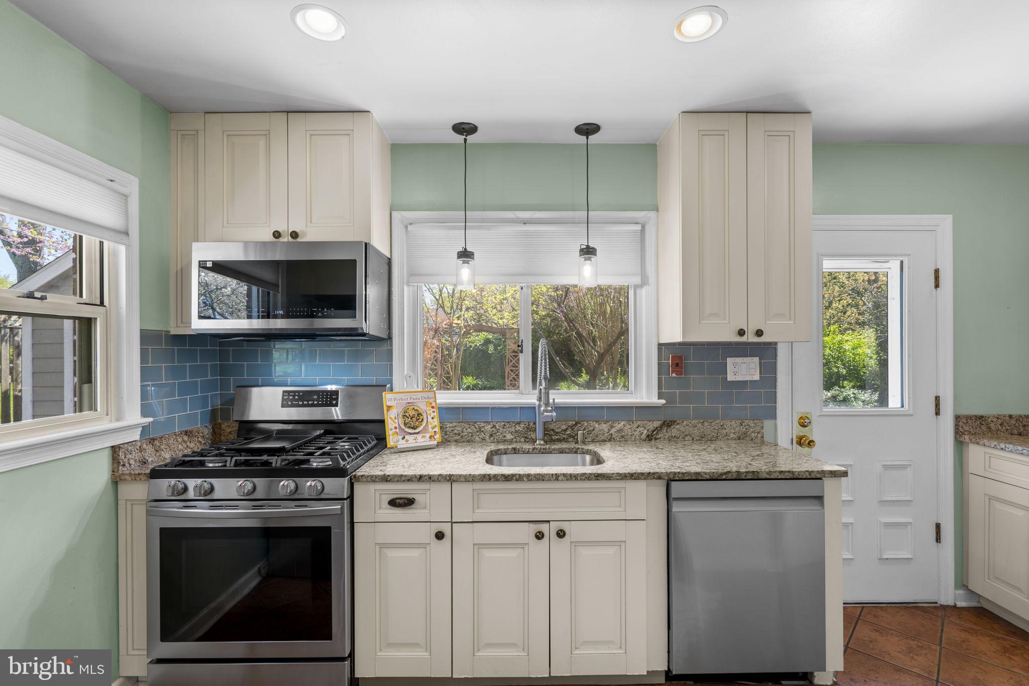 7005 Grove Road Alexandria, VA 22306 - Photo 32 of 81 Stainless Steel Appliances