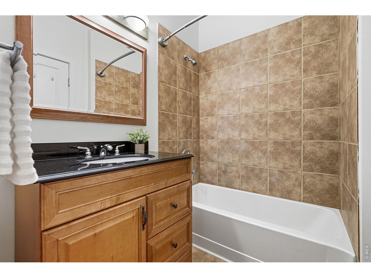 4645 Broadway, Unit C3 Boulder, CO 80304 - Photo 16 of 40 Primary bath