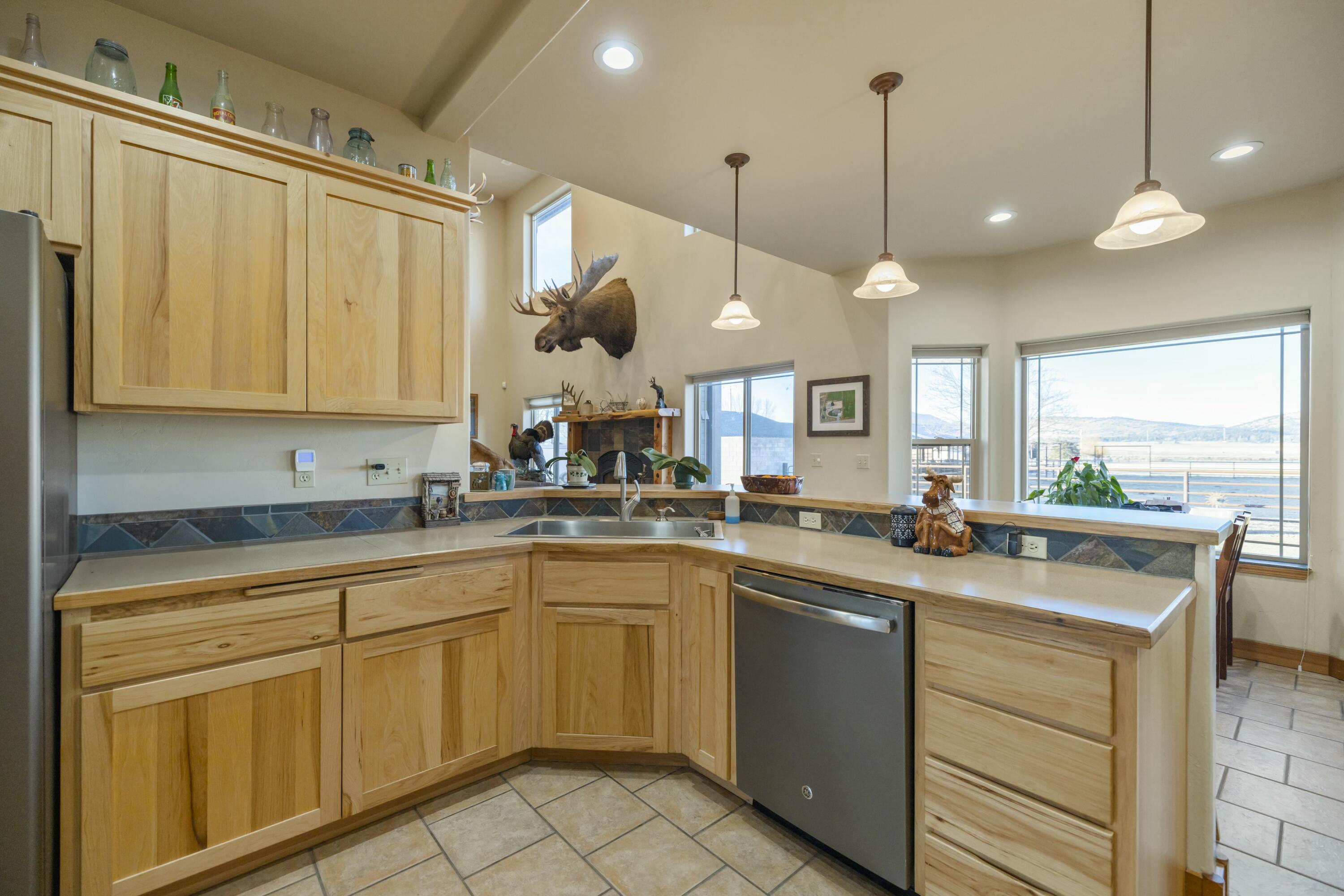 11251 Crystal Springs Road Klamath Falls, OR 97603 - Photo 9 of 64 kitchen