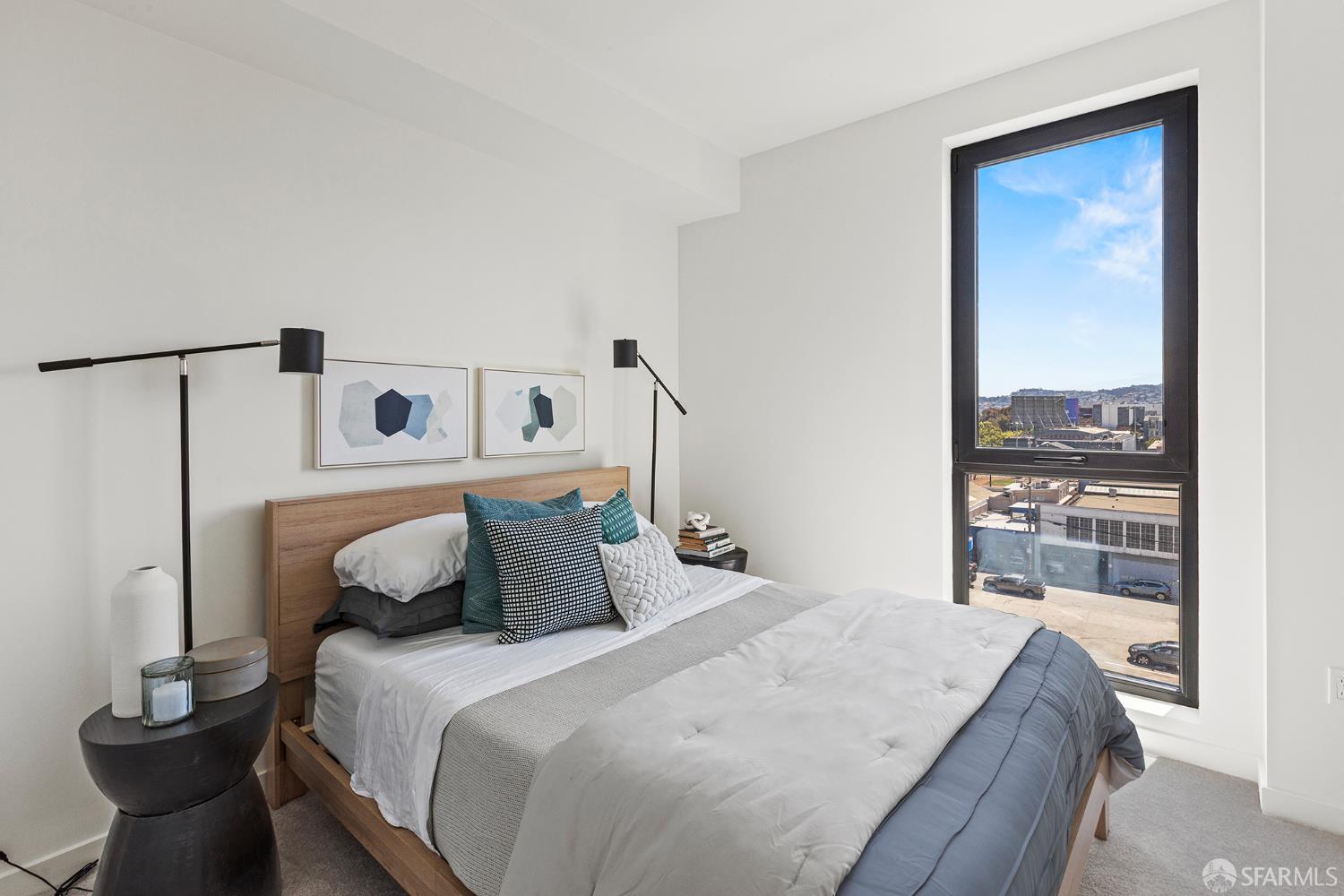 988 Harrison Street, Unit HL4 San Francisco, CA 94107 - Photo 6 of 10 a bedroom with a large bed and a window