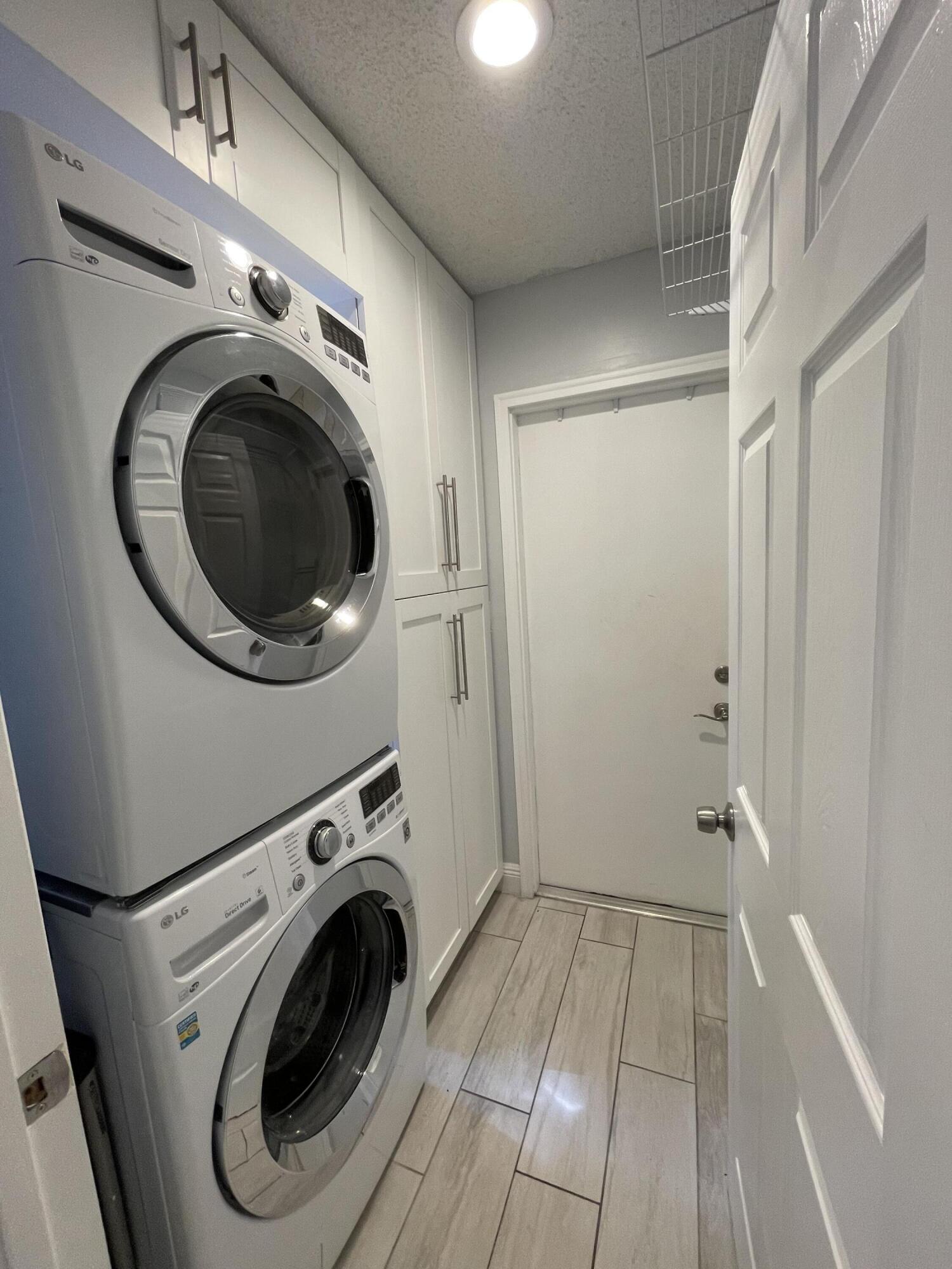 6157 Sunny Pointe Circle Delray Beach, FL 33484 - Photo 33 of 64 a utility room with dryer and washer