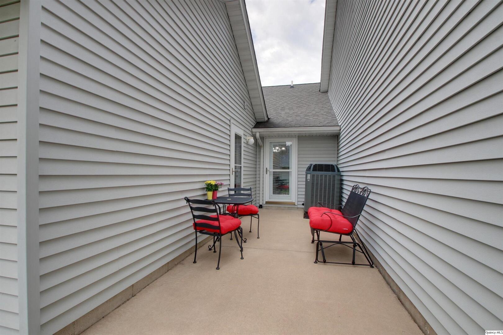 4921 Lake View Drive Quincy, IL 62305 - Photo 2 of 23