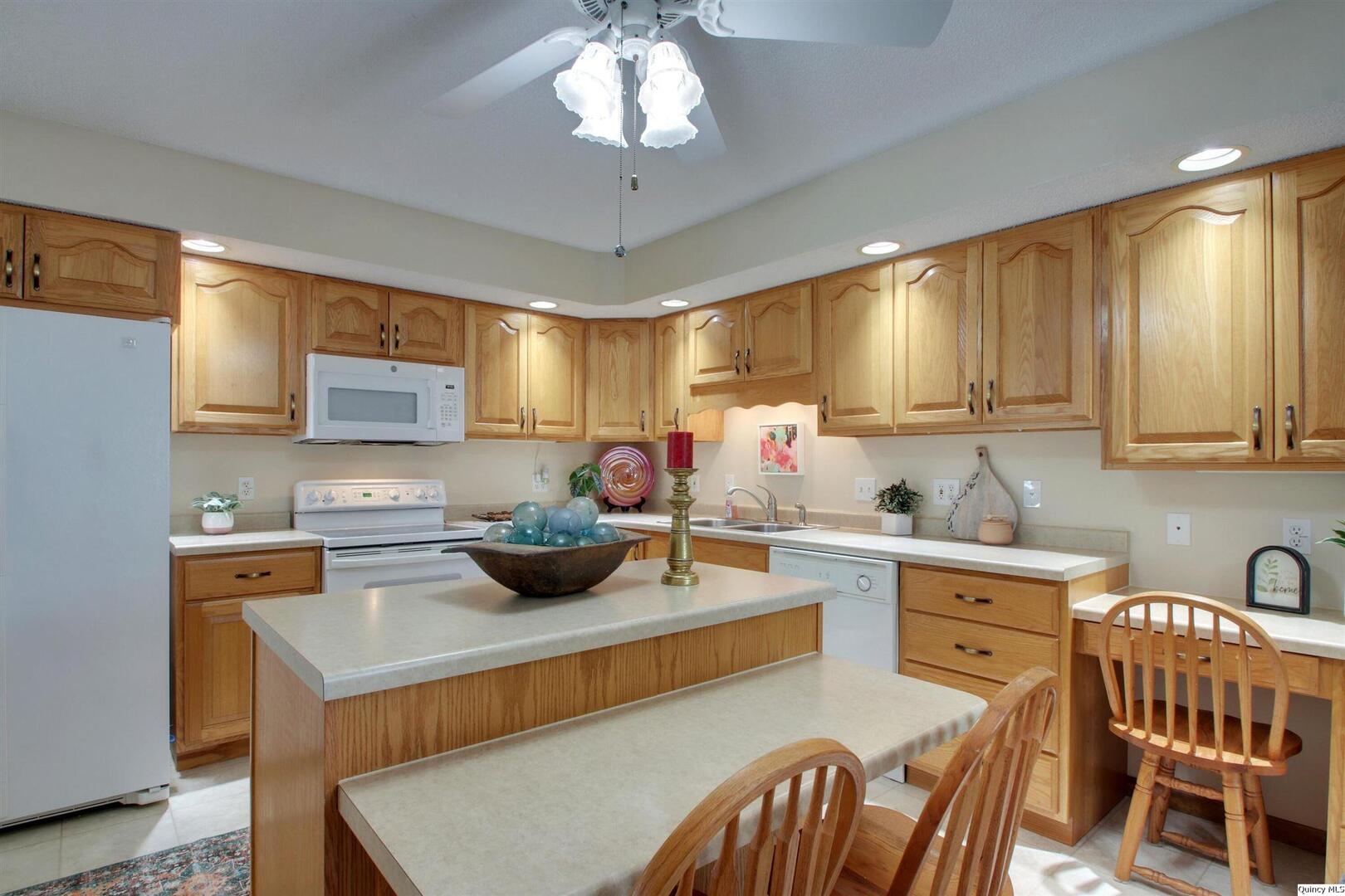 4921 Lake View Drive Quincy, IL 62305 - Photo 4 of 23