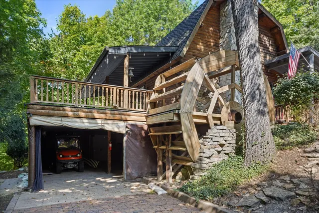 a view of entryway with outdoor space