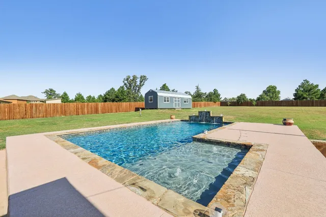 a view of a backyard