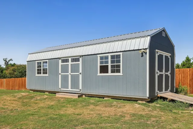 a view of an house with backyard and swimming pool