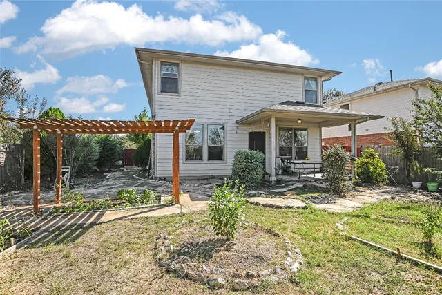 a view of a house with backyard