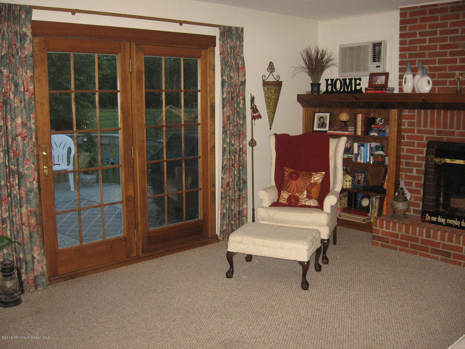 25645 Mt Pleasant Road Columbus, NJ 08022 - Photo 3 of 19 a view of living room with balcony and lounge chair