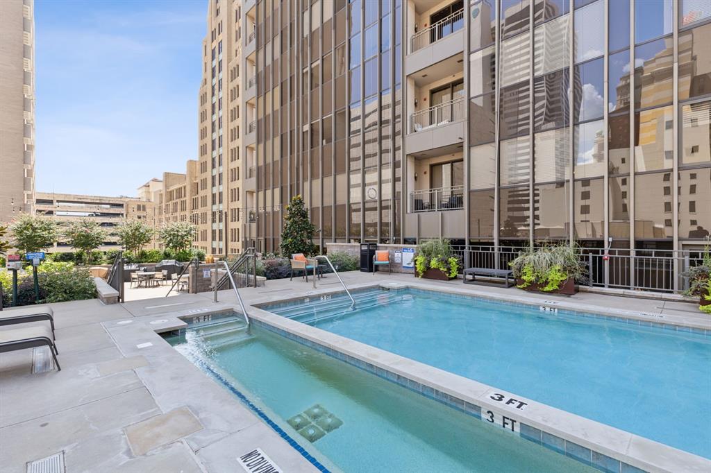 1200 Main Street, Unit 2302 Dallas, TX 75202 - Photo 16 of 22 a view of a building with sitting area