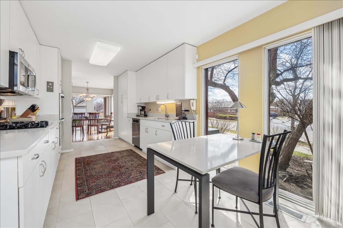 421 Milford Road Deerfield, IL 60015 - Photo 13 of 32