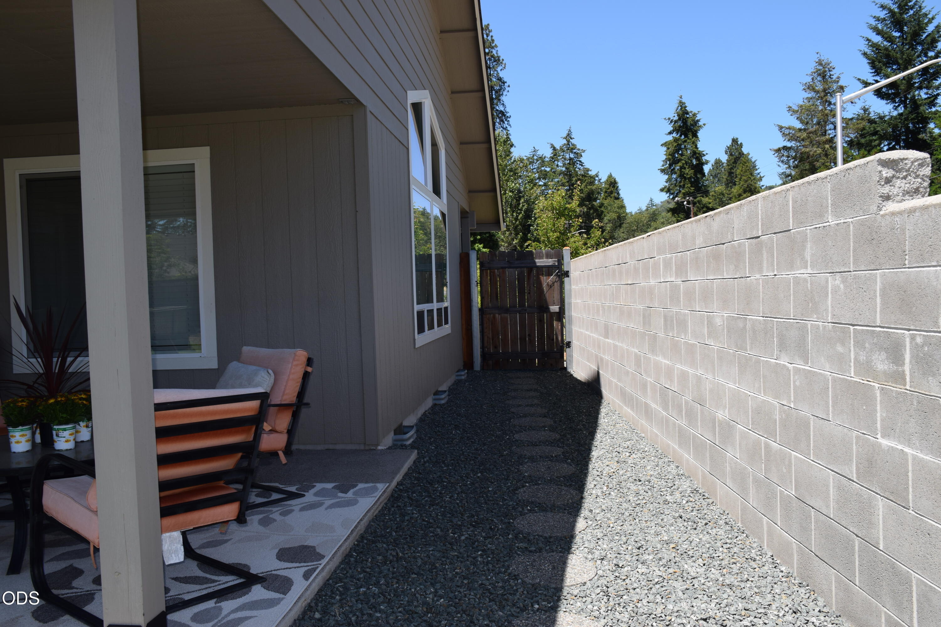 303 Northwest Collette Way Grants Pass, OR 97526 - Photo 15 of 23
