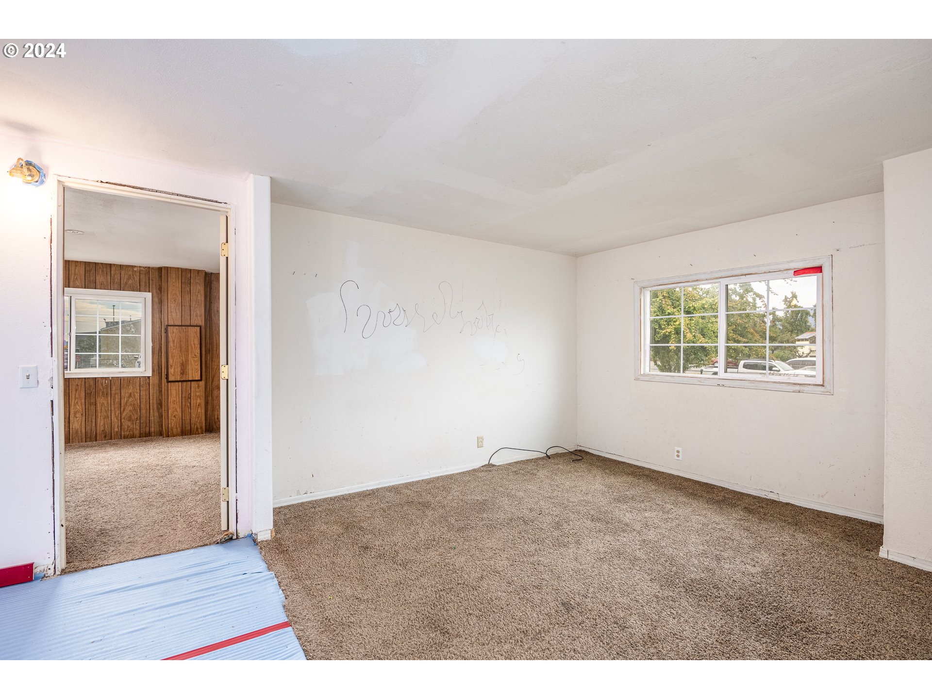 1487 30th Street Springfield, OR 97478 - Photo 15 of 37 an empty room with windows and closet