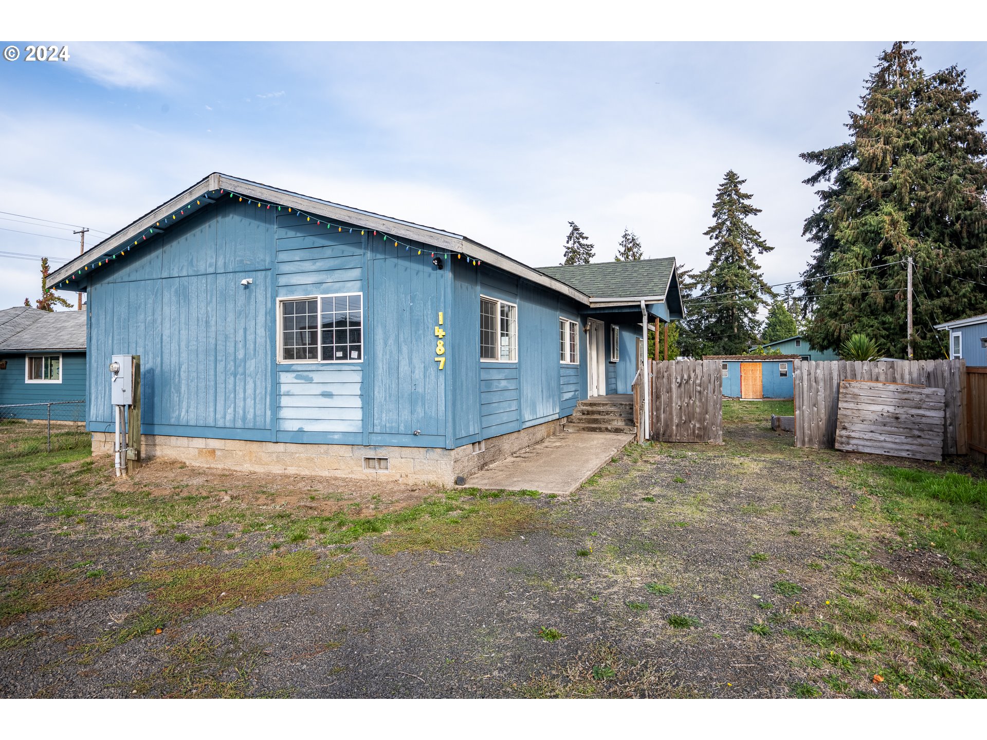 1487 30th Street Springfield, OR 97478 - Photo 2 of 37 a house view with a backyard space