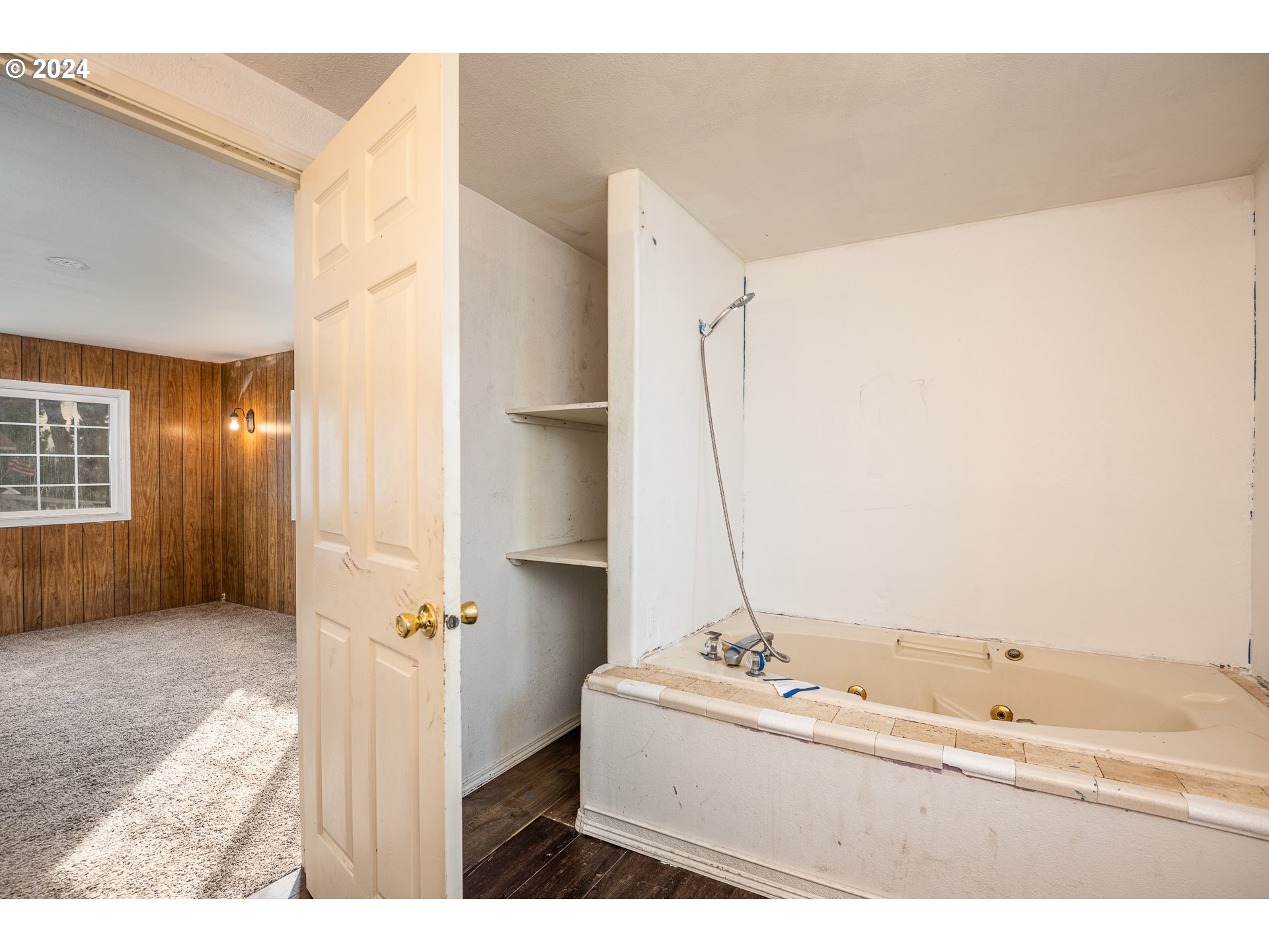 1487 30th Street Springfield, OR 97478 - Photo 25 of 37 a view of a bathroom with a tub and mirror