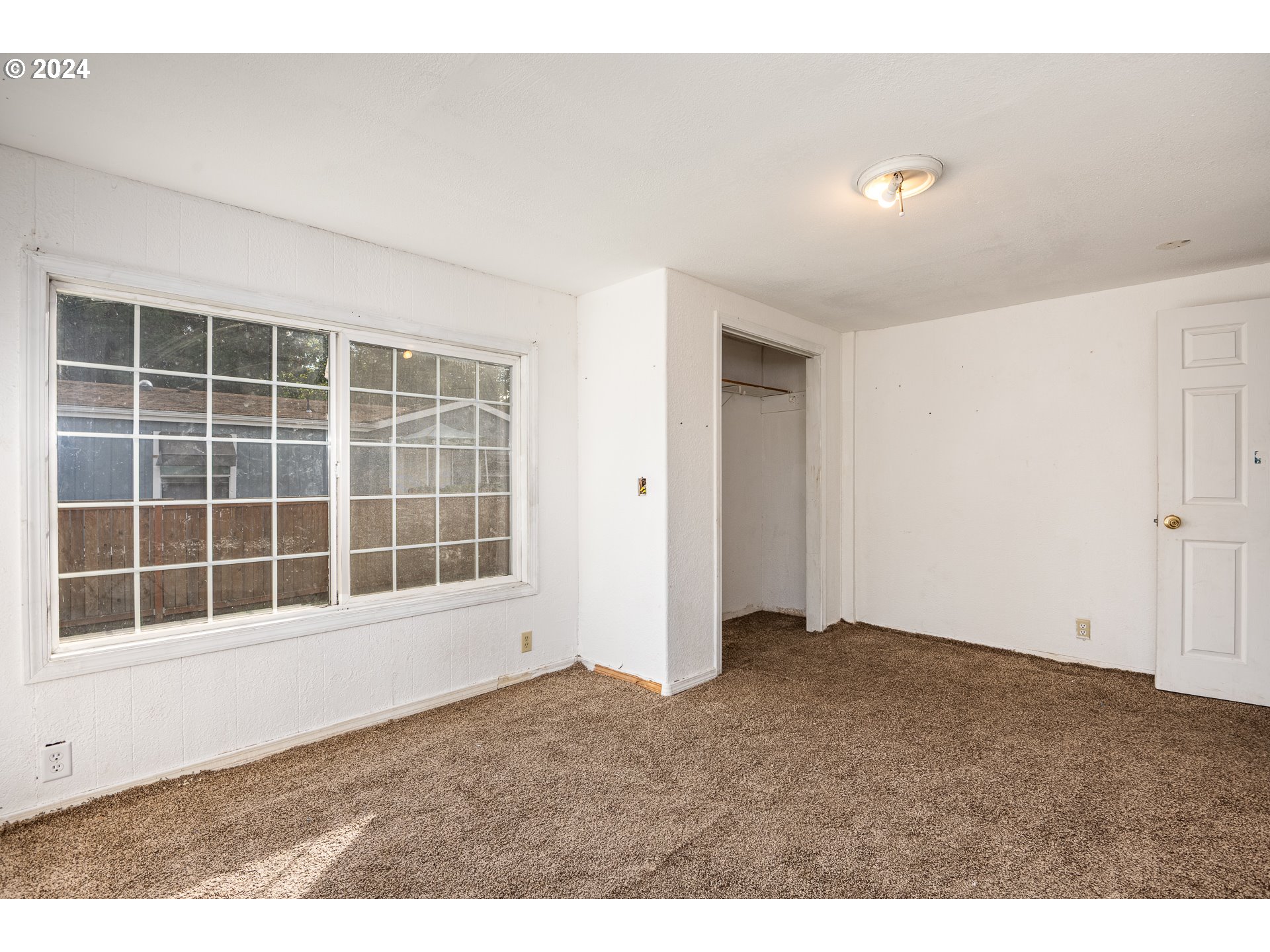 1487 30th Street Springfield, OR 97478 - Photo 32 of 37 an empty room with windows