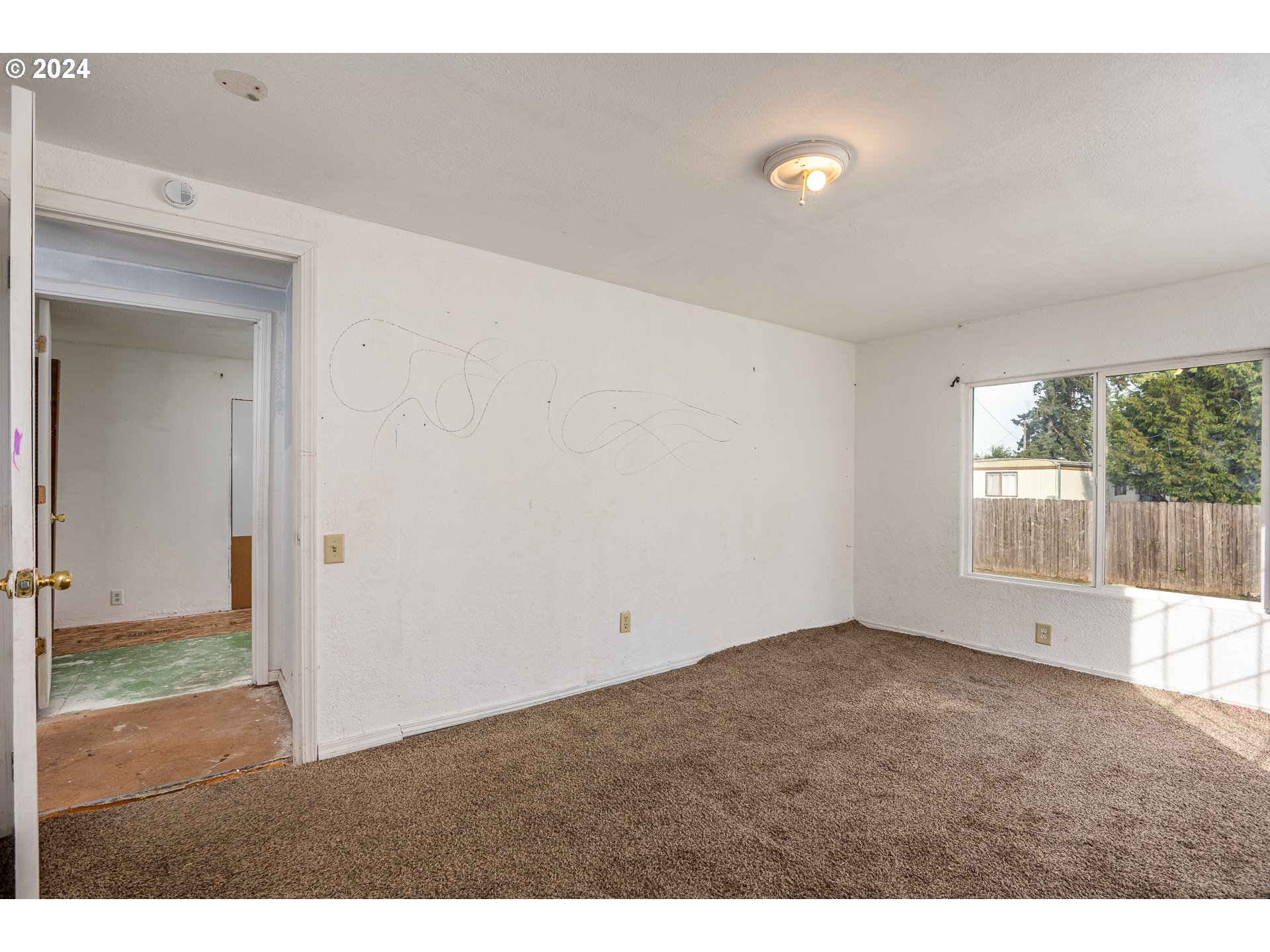 1487 30th Street Springfield, OR 97478 - Photo 33 of 37 a view of an empty room and window