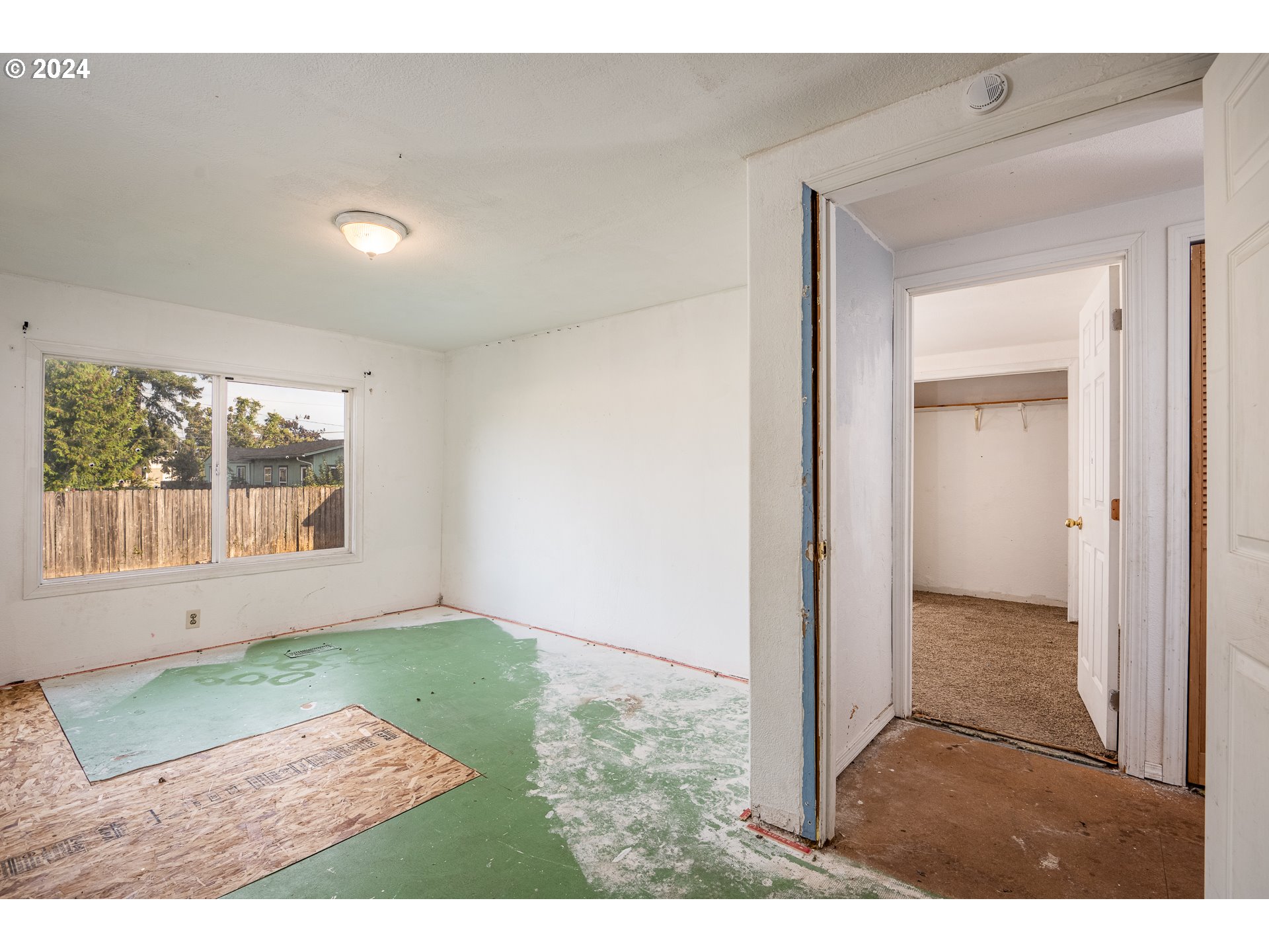 1487 30th Street Springfield, OR 97478 - Photo 36 of 37 view of a room that has a window in it