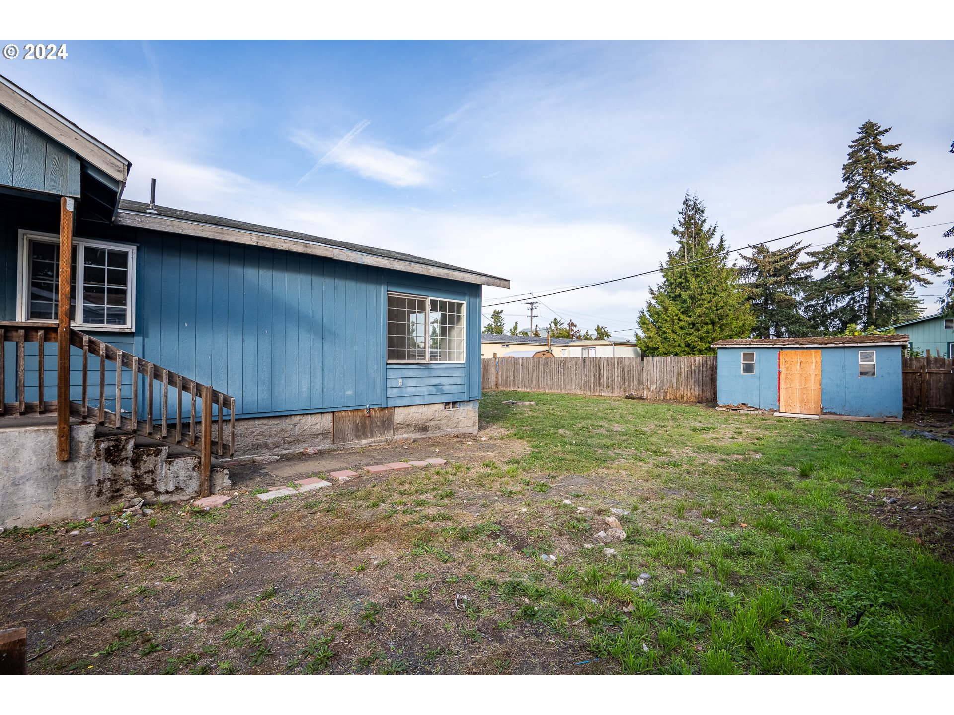 1487 30th Street Springfield, OR 97478 - Photo 5 of 37 a view of a backyard with a garden and plants