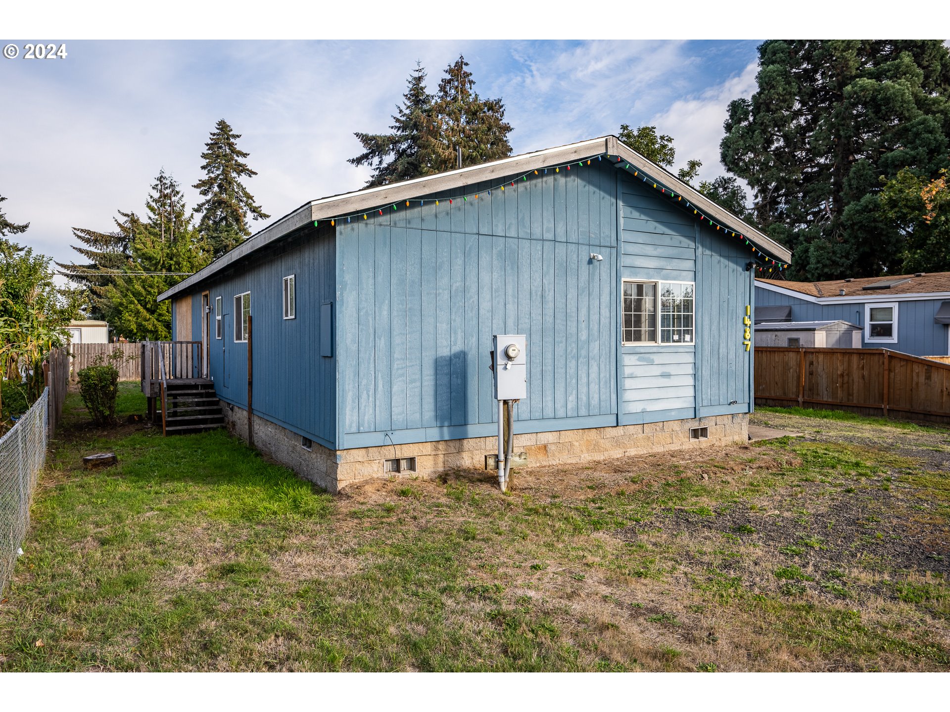1487 30th Street Springfield, OR 97478 - Photo 10 of 37 a backyard of a house with lots of green space