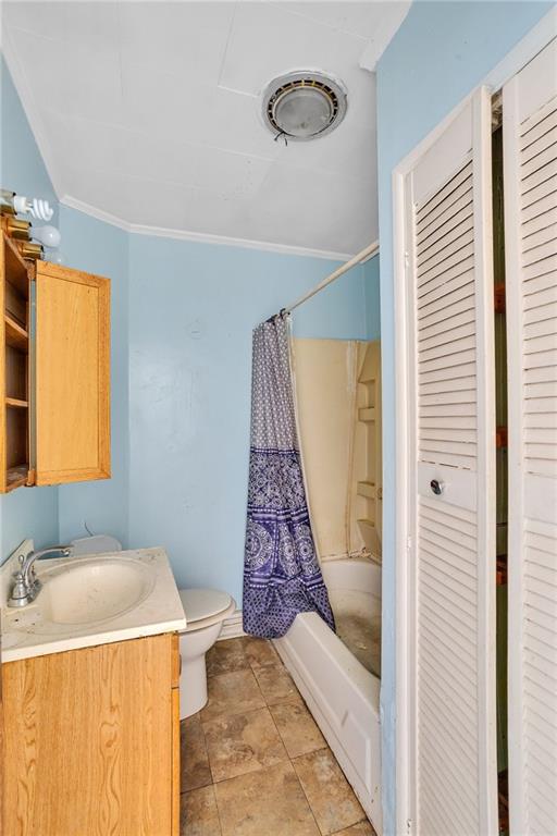 1616 Montier Street Pittsburgh, PA 15221 - Photo 15 of 22 a bathroom with a bathtub and shower