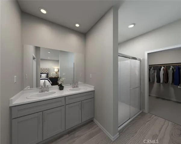 a en suite bathroom with a double vanity sink and mirror