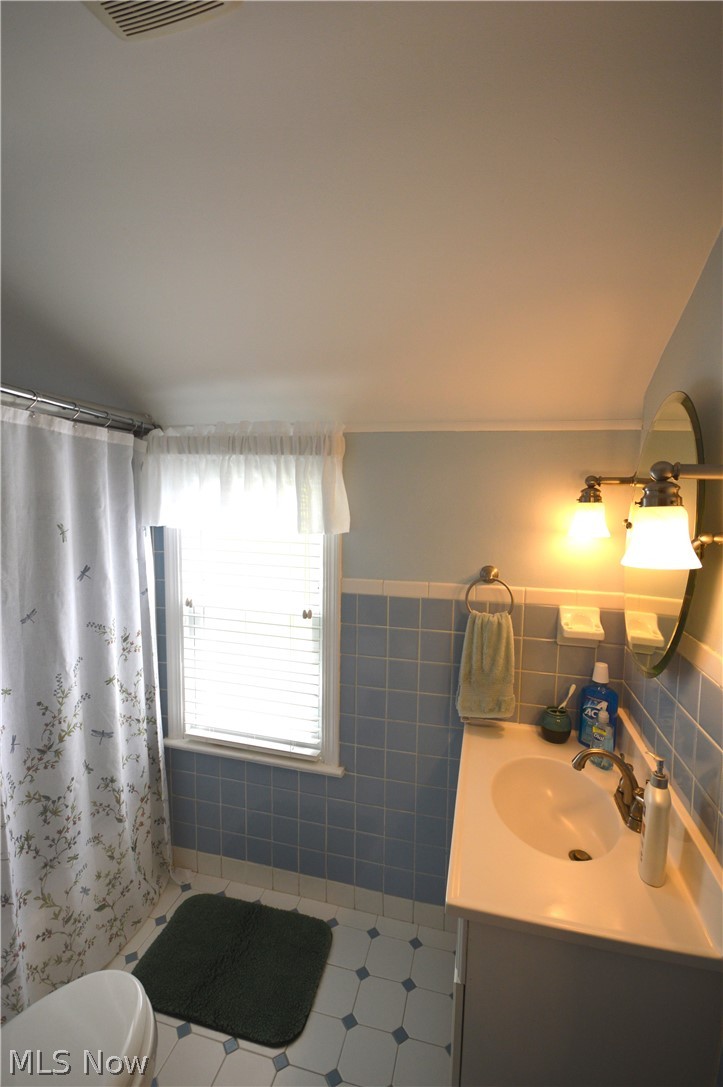 4952 Westbourne Road Cleveland, OH 44124 - Photo 11 of 19 Second floor bathroom with ceramic tile.