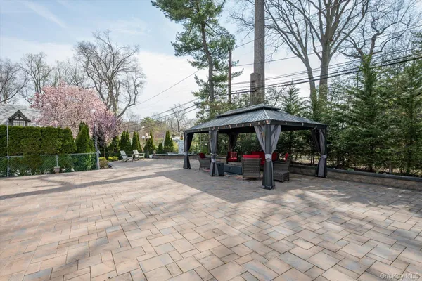 $2,888,000 | 1 Somerset Drive North, Great Neck, NY 11020