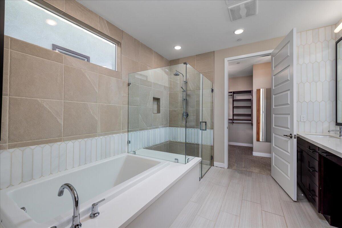 1514 Overpark Lane Beaumont, CA 92223 - Photo 20 of 76 26-Primary Bathroom
