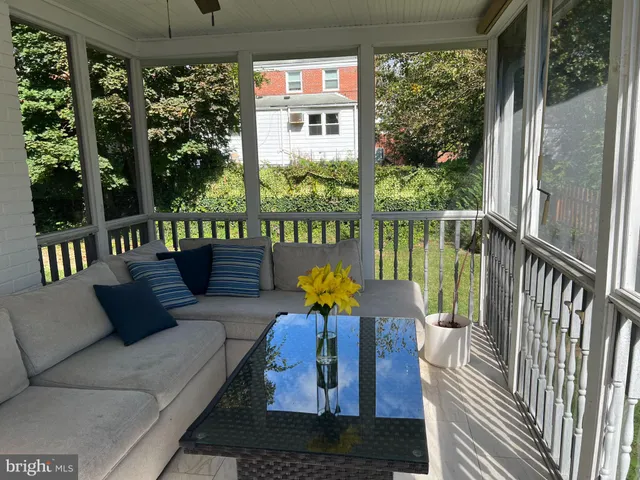 a view of sitting area with furniture