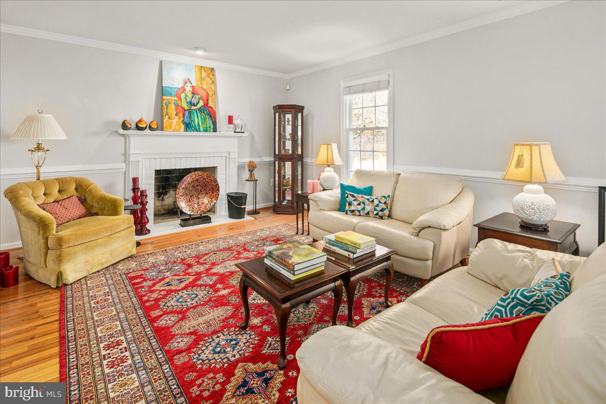 6582 Forsythia Street Springfield, VA 22150 - Photo 5 of 40