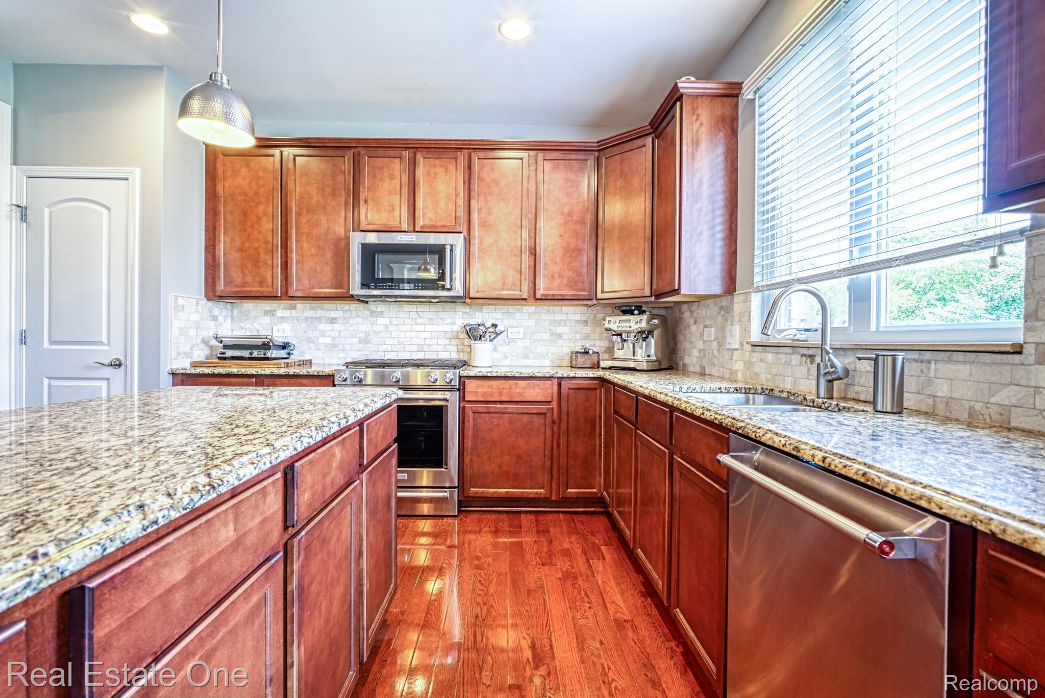 3738 Hogan Circle Rochester, MI 48307 - Photo 7 of 40 DSC09213.jpg