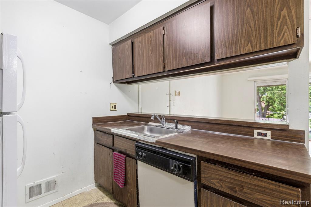 29165 Hayes Road Warren, MI 48088 - Photo 12 of 31