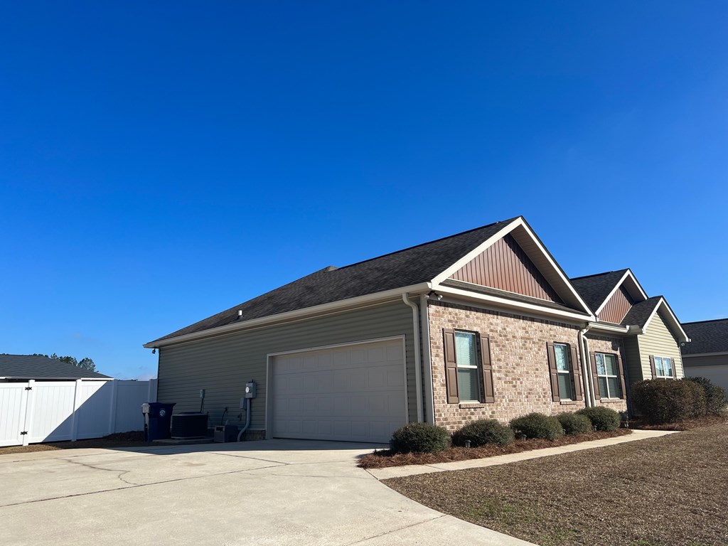 206 Chase Ridge Drive Dothan, AL 36301 - Photo 2 of 21 Side View