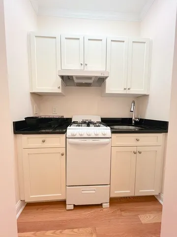 $1,800 | 219 Commonwealth Avenue, Unit 15, Chestnut Hill, MA 02467