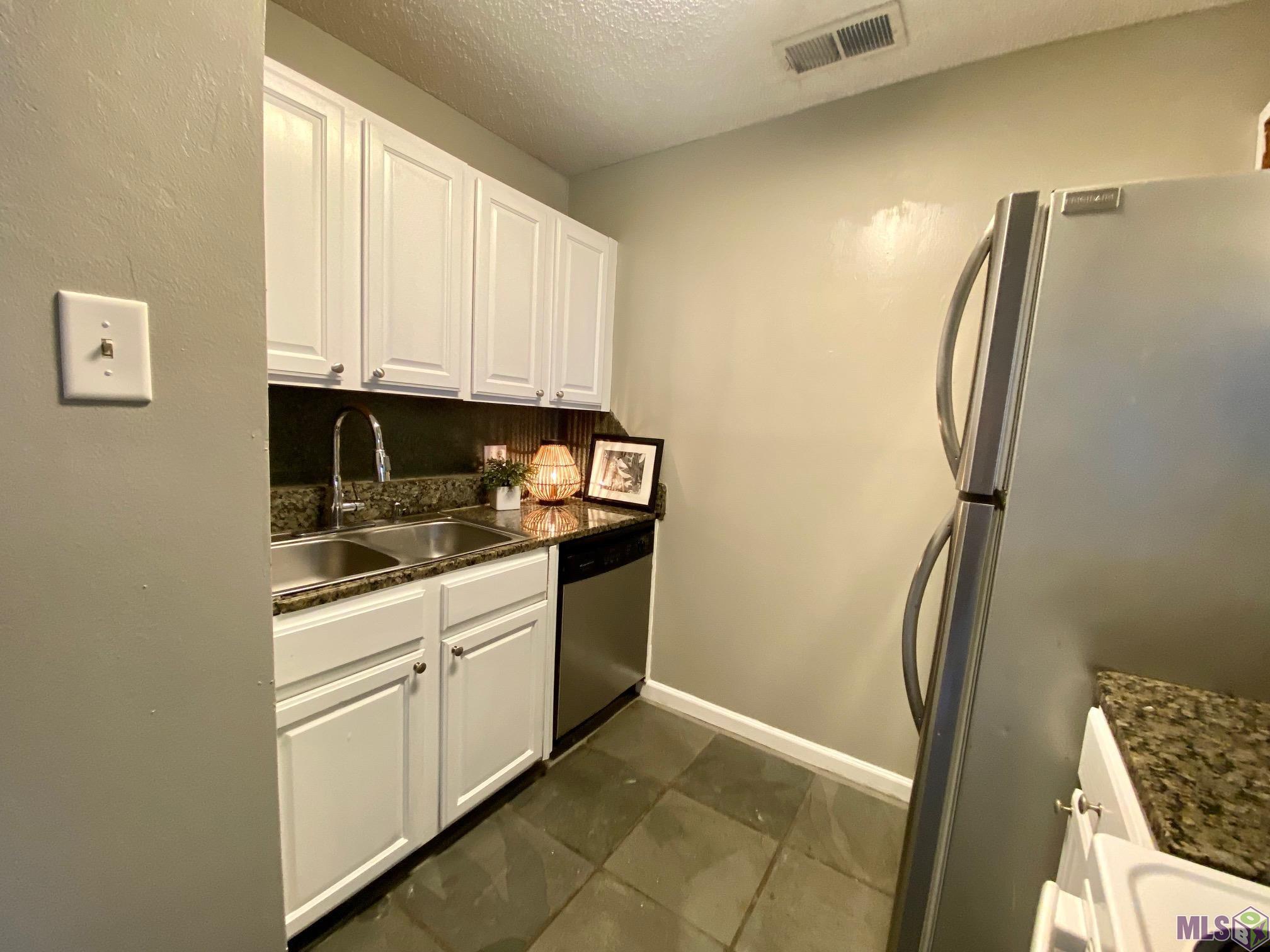 9149 Ridge Pine Drive, Unit 9149 Baton Rouge, LA 70810 - Photo 3 of 17 All Appliances