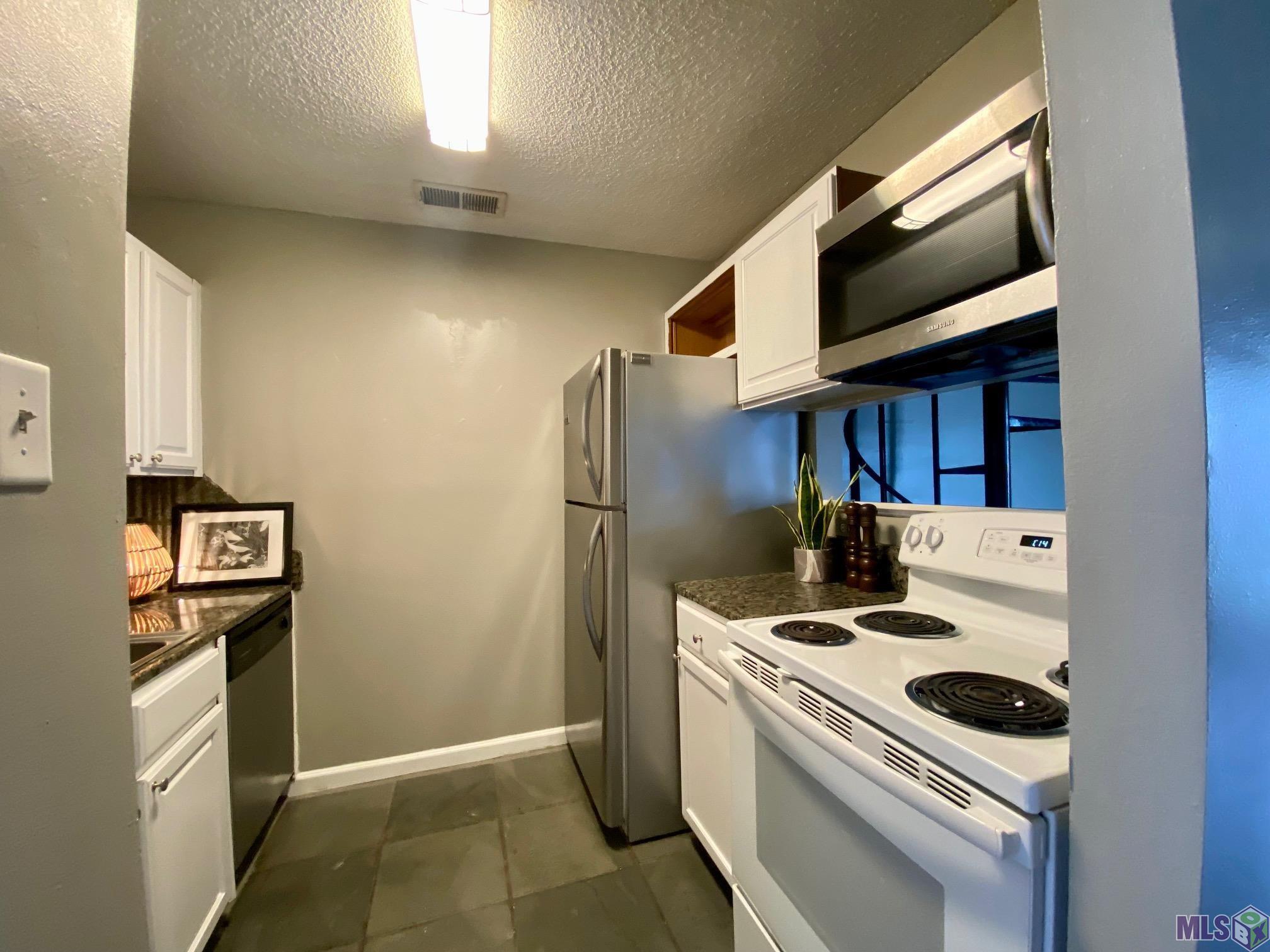 9149 Ridge Pine Drive, Unit 9149 Baton Rouge, LA 70810 - Photo 4 of 17 Galley Kitchen