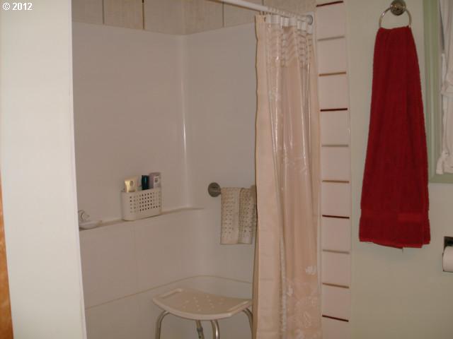 17465 Southeast Valley View Road Portland, OR 97267 - Photo 9 of 16 Gallery Image 9
