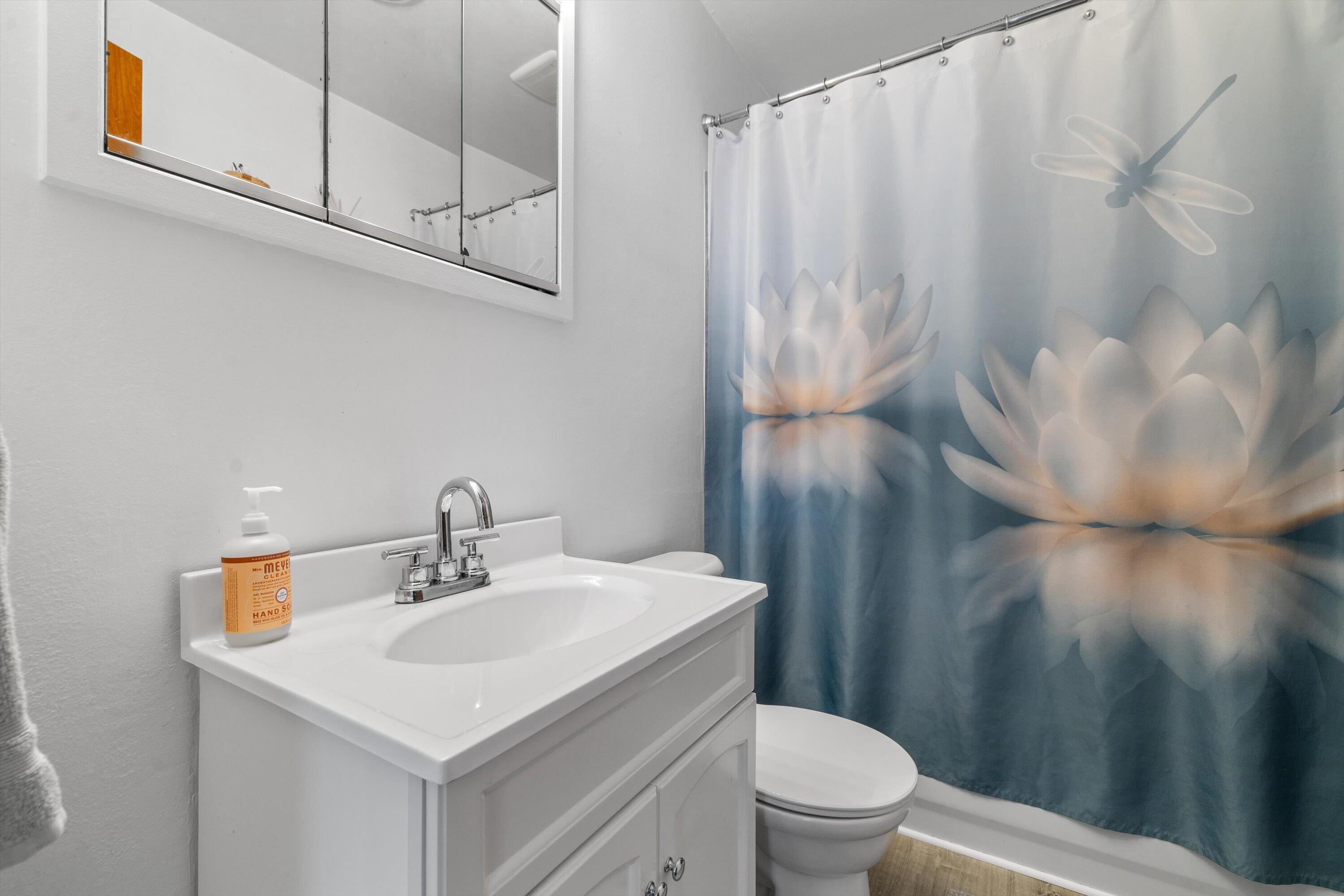 2109 Monroe Avenue Racine, WI 53405 - Photo 15 of 30 Full bathroom