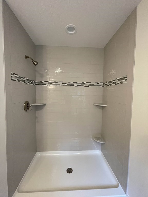 12 Hayfield Road, Unit 1 Dracut, MA 01826 - Photo 25 of 32 a bathroom with a tub