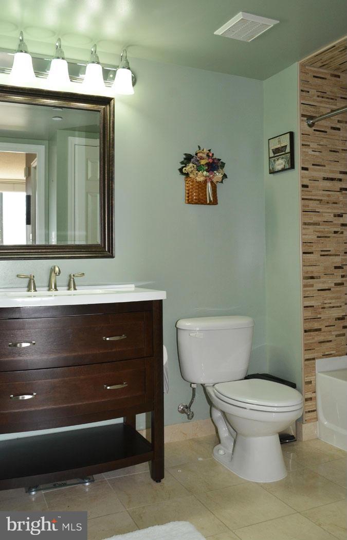11710 Old Georgetown Road, Unit 917 North Bethesda, MD 20852 - Photo 17 of 30 Bath (Master)