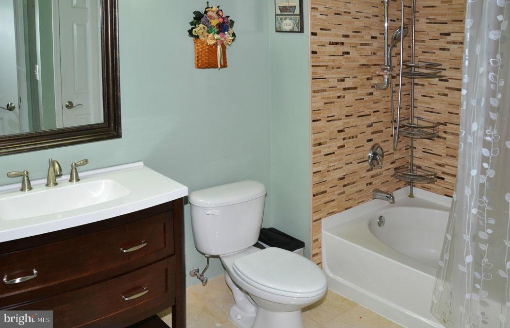 11710 Old Georgetown Road, Unit 917 North Bethesda, MD 20852 - Photo 18 of 30 Bath (Master)