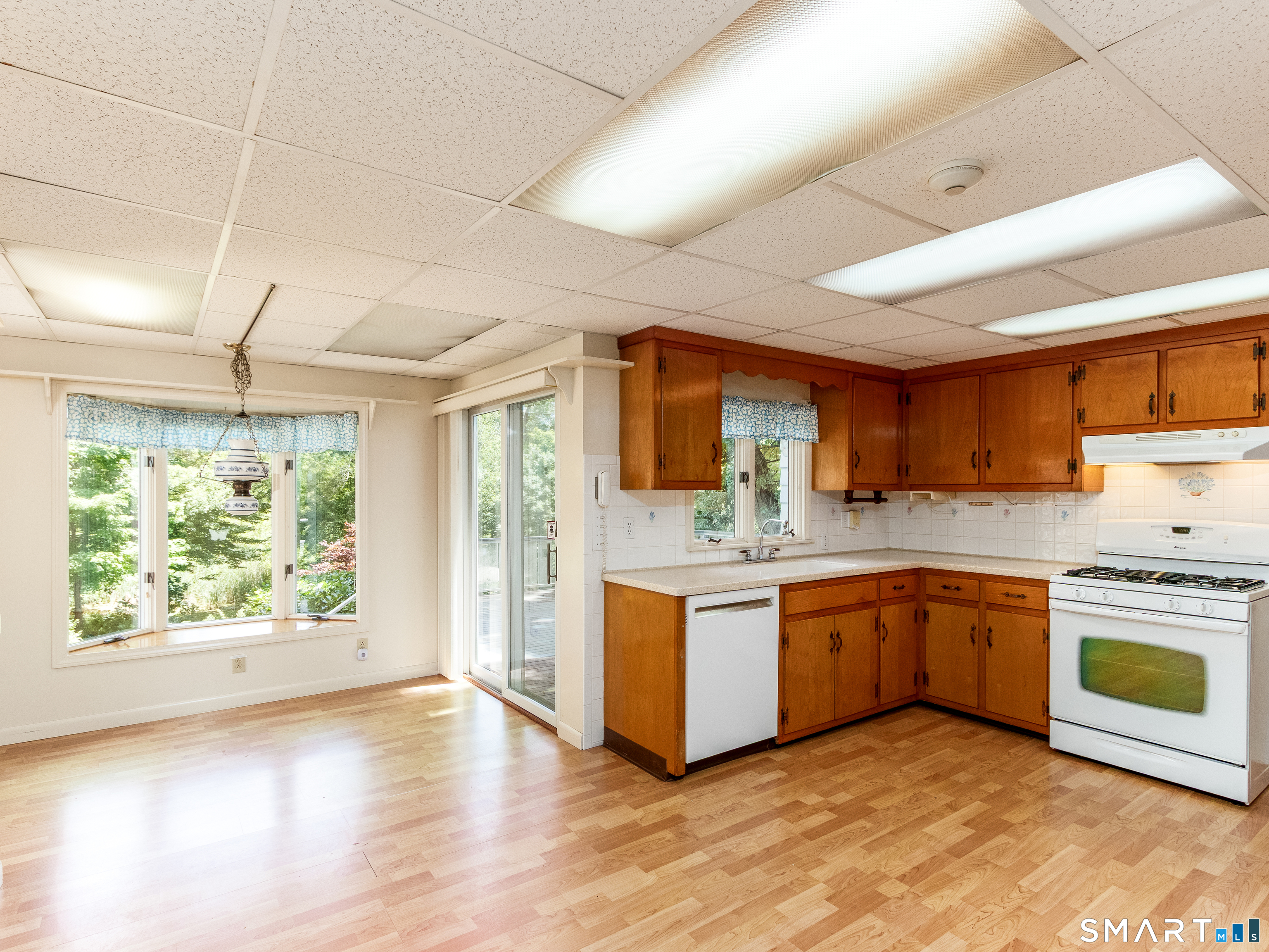 208 Twin Lakes Road North Branford, CT 06471 - Photo 6 of 39 First Floor Apartment Eat-In Kitchen