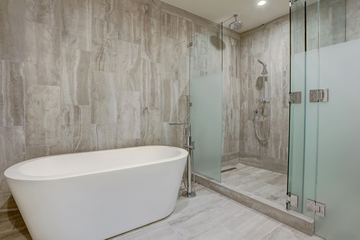 44 East Avenue, Unit 4203 Austin, TX 78701 - Photo 17 of 26 a bathroom with a bathtub