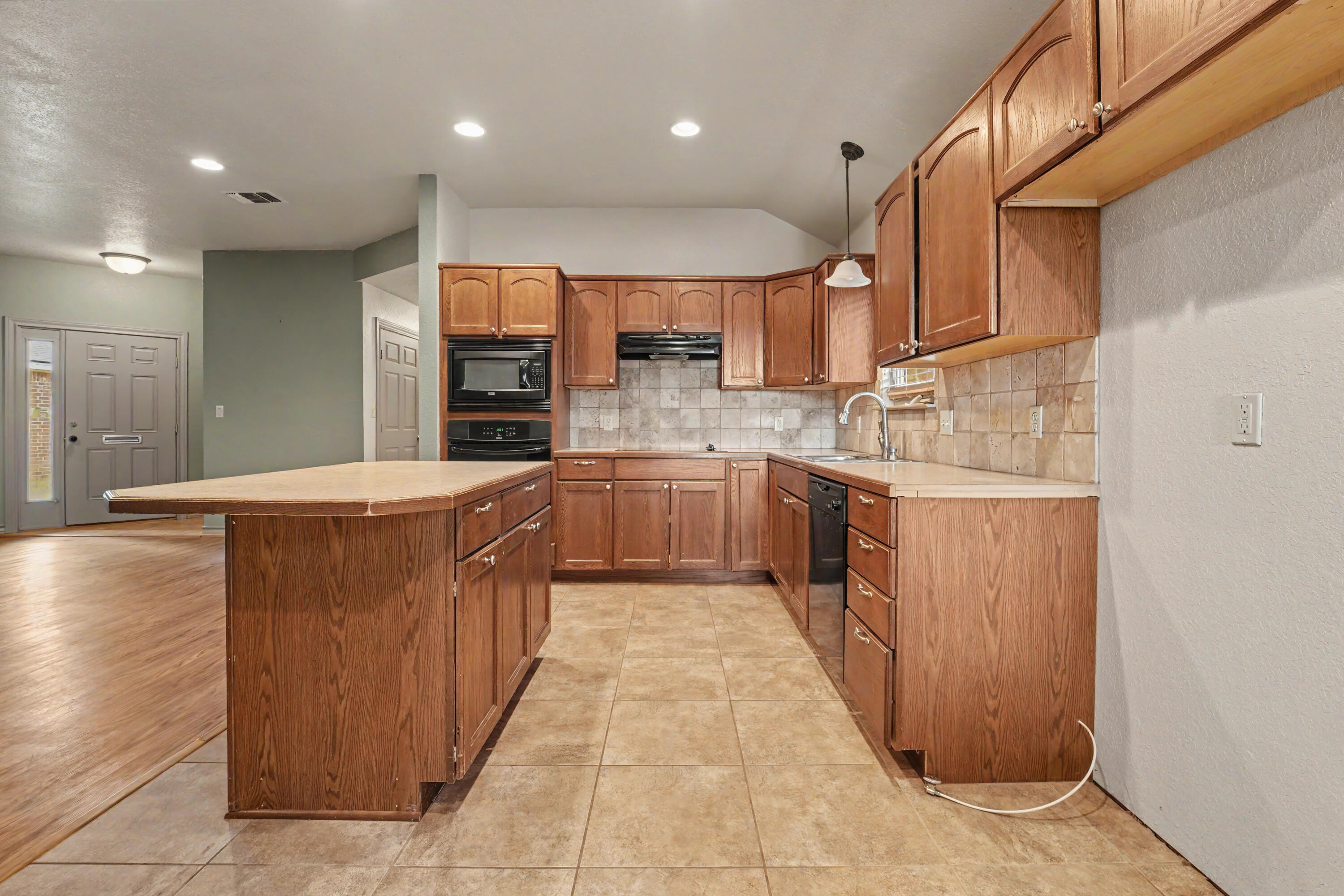 805 South 23rd Street Slaton, TX 79364 - Photo 5 of 22 DSC06947