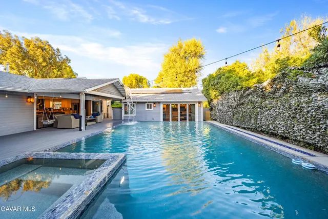 a view of a storage & utility room with washer and dryer