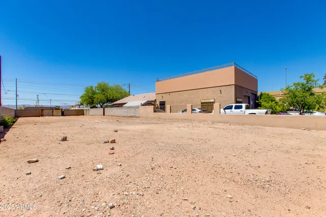 a view of a backyard of the house