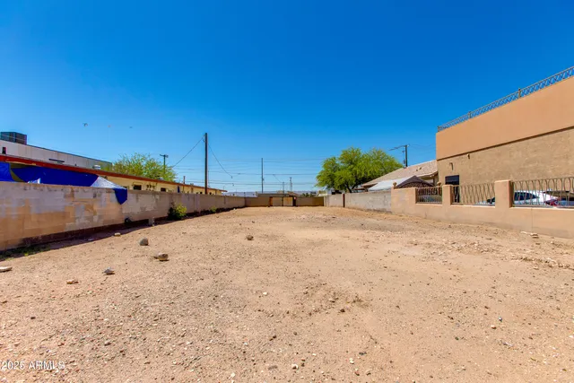 a house view with a outdoor space