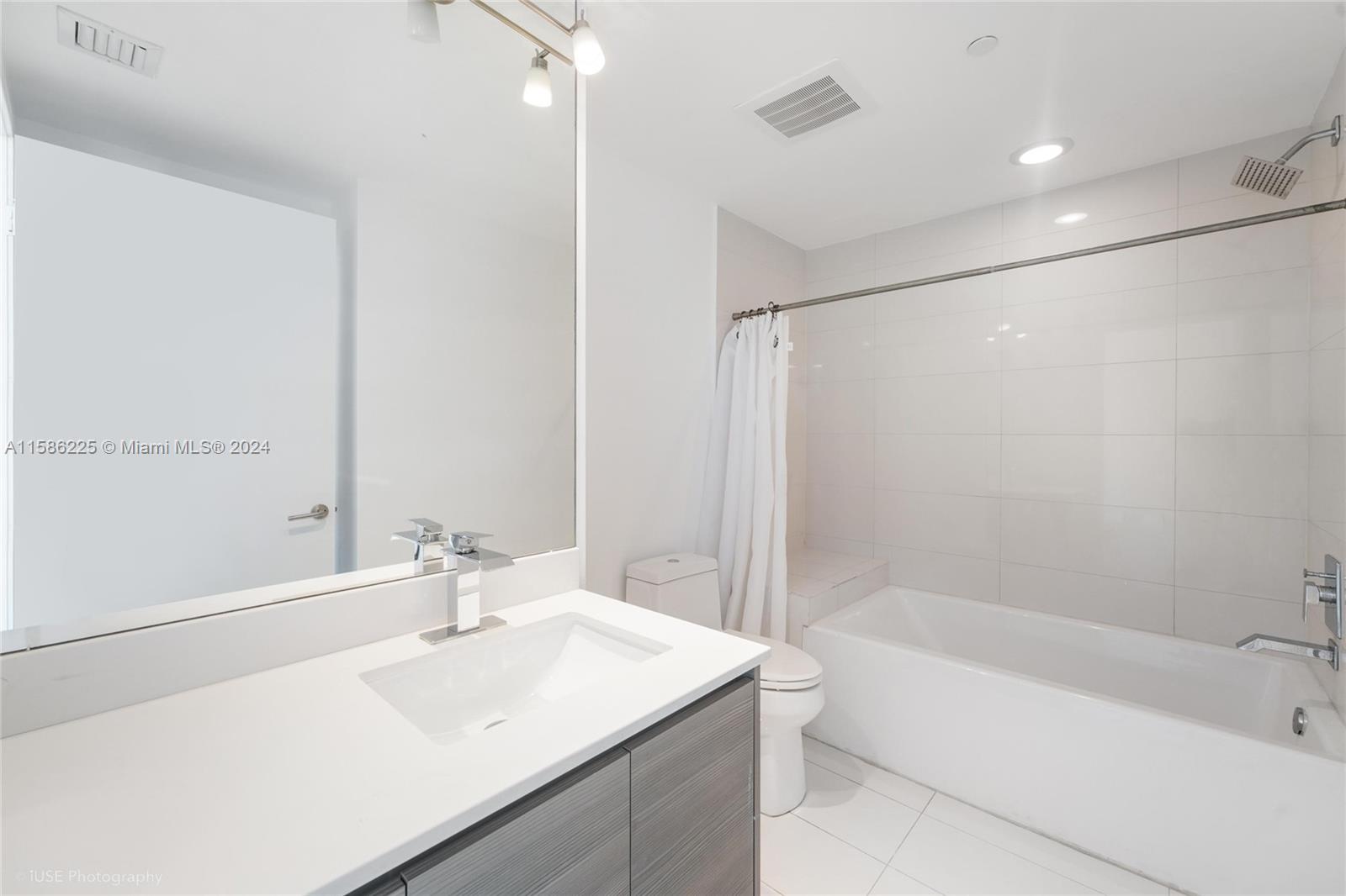 460 Northeast 28th Street, Unit 806 Miami, FL 33137 - Photo 10 of 19 a bathroom with a sink and a bathtub