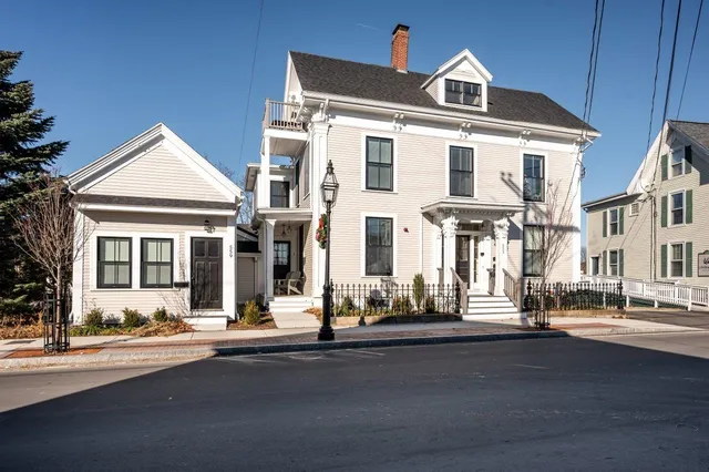 $2,400 | 553 Islington Street, Unit 3, Portsmouth, NH 03801