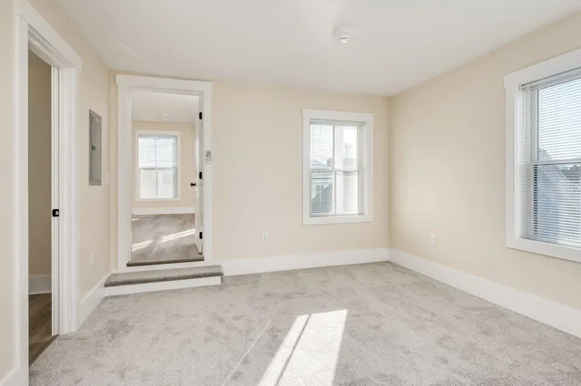 $2,400 | 553 Islington Street, Unit 3, Portsmouth, NH 03801